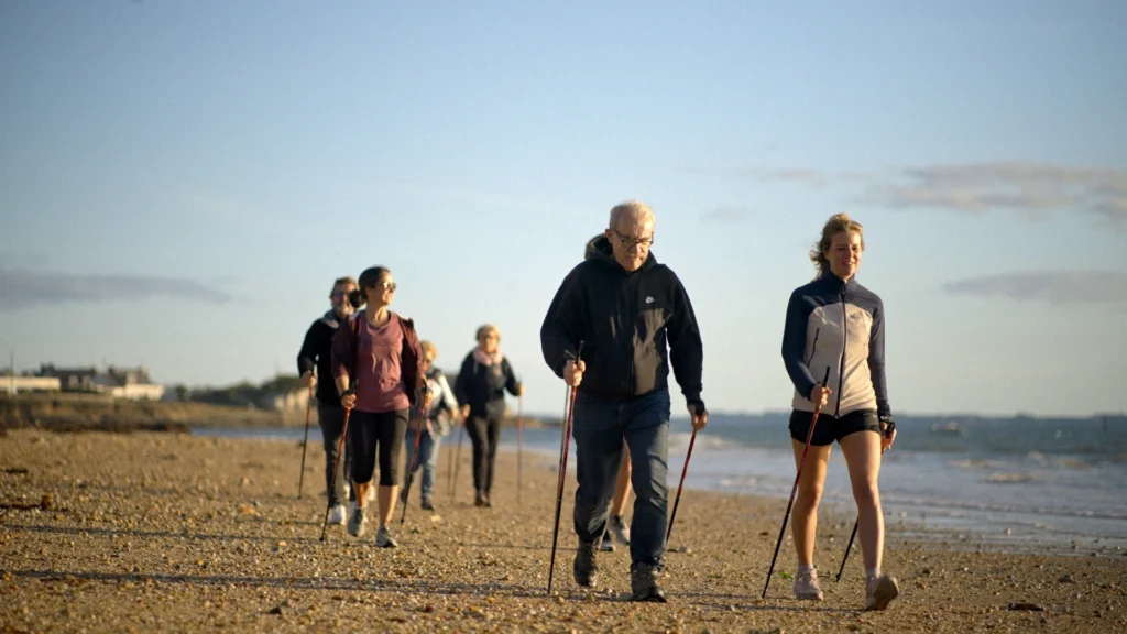 marche-nordique-marche-en-groupe-plage-fort-bloque