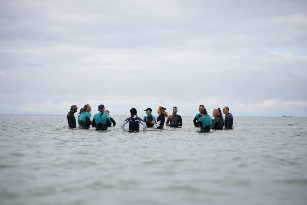 Seminaire d'entreprise-longe-côte-briefing d'équipe dans l'eau