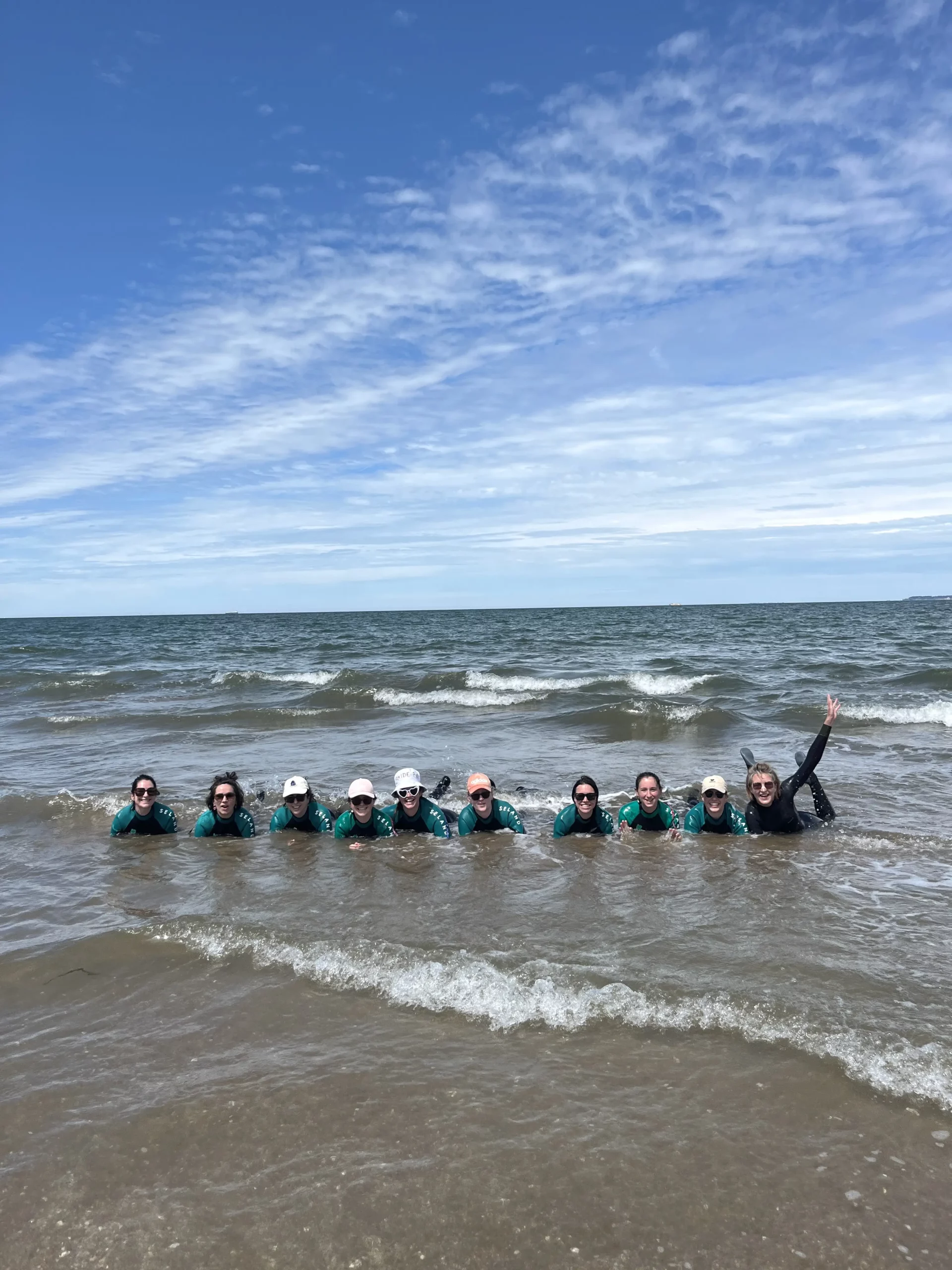 EVJF Rebecca-tharon-plage-longe-côte-photo groupe allongées dans l’eau