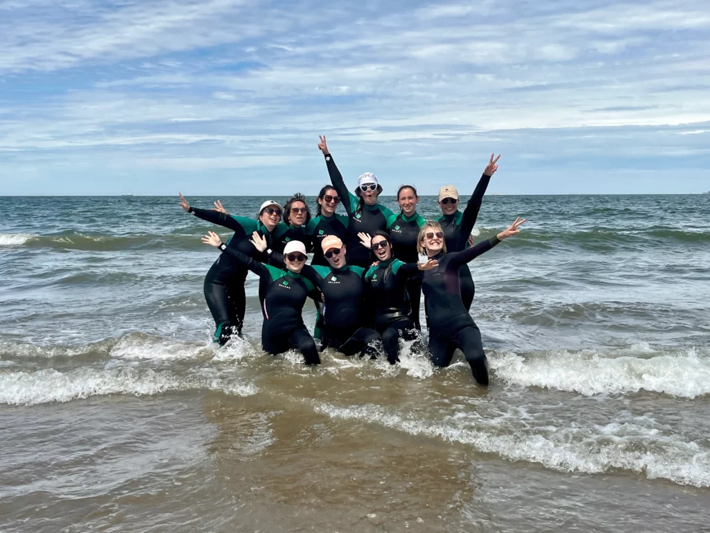Enterrement de vie de jeune fille - photo de groupe dans l'eau - longe-côte