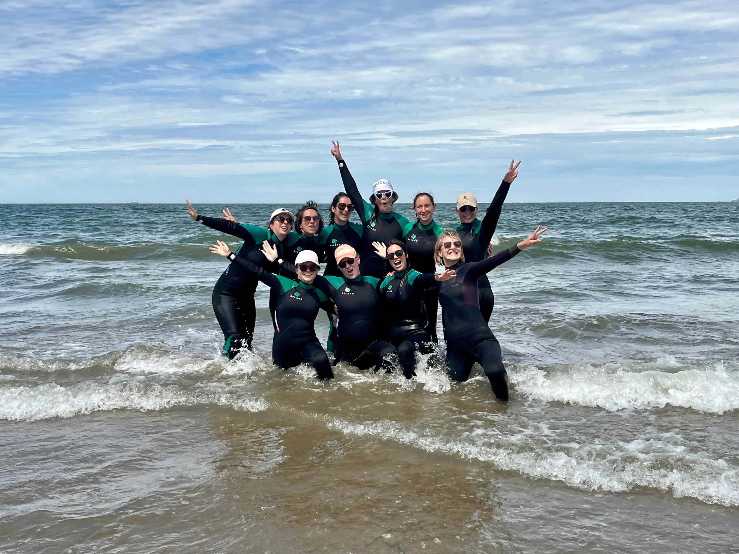 EVJF Rebecca-tharon-plage-longe-côte-photo groupe debout dans l’eau