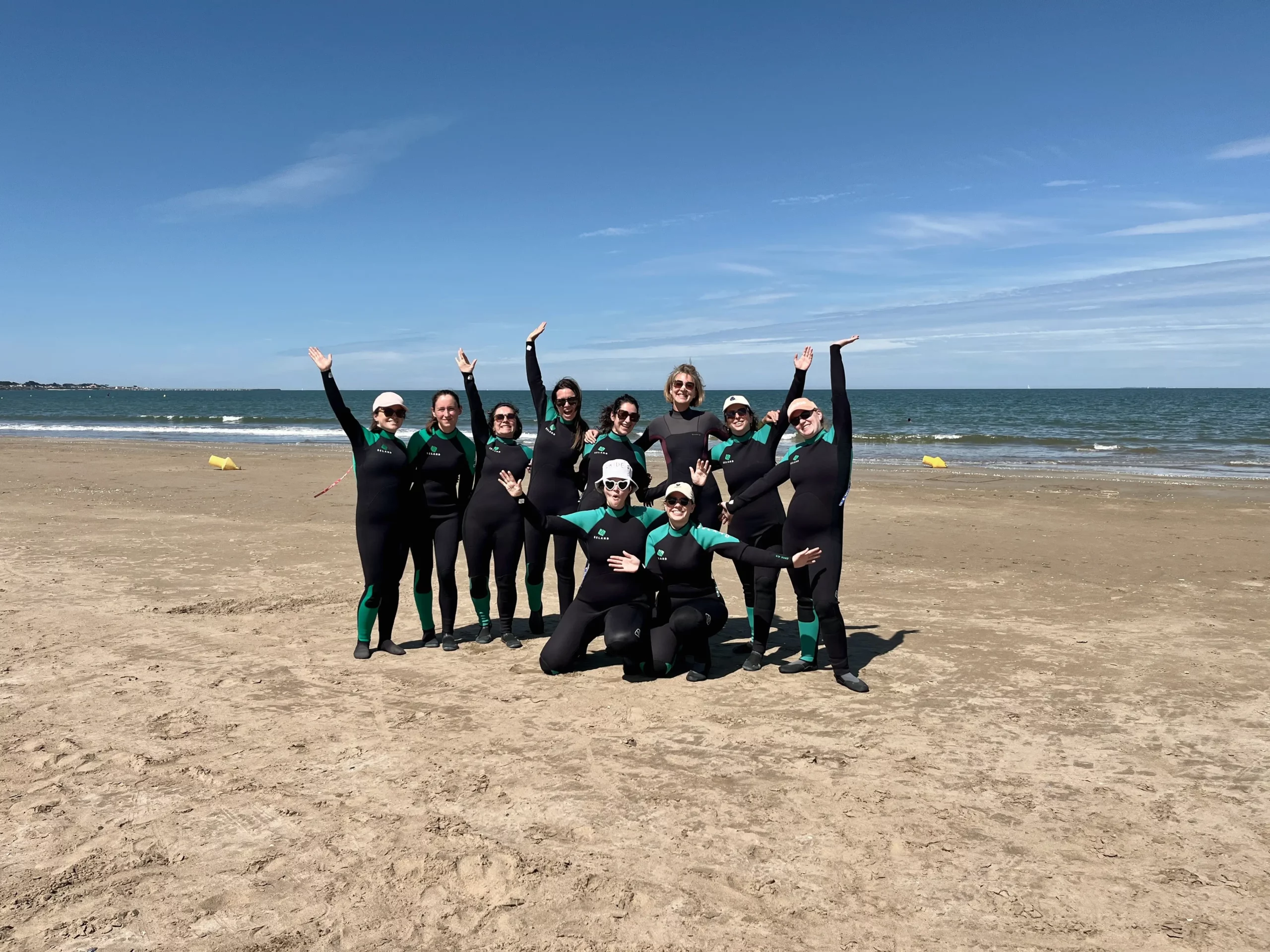 EVJF Rebecca-tharon-plage-longe-côte-photo groupe sur sable