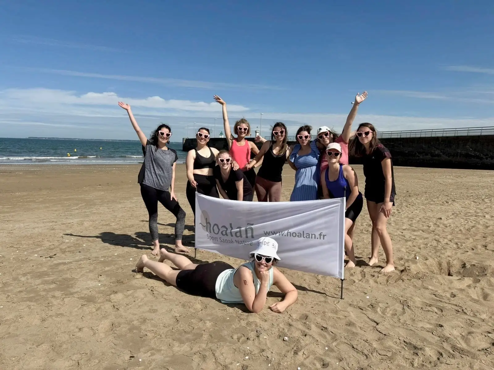 EVJF Rebecca-tharon-plage-photo groupe banniere