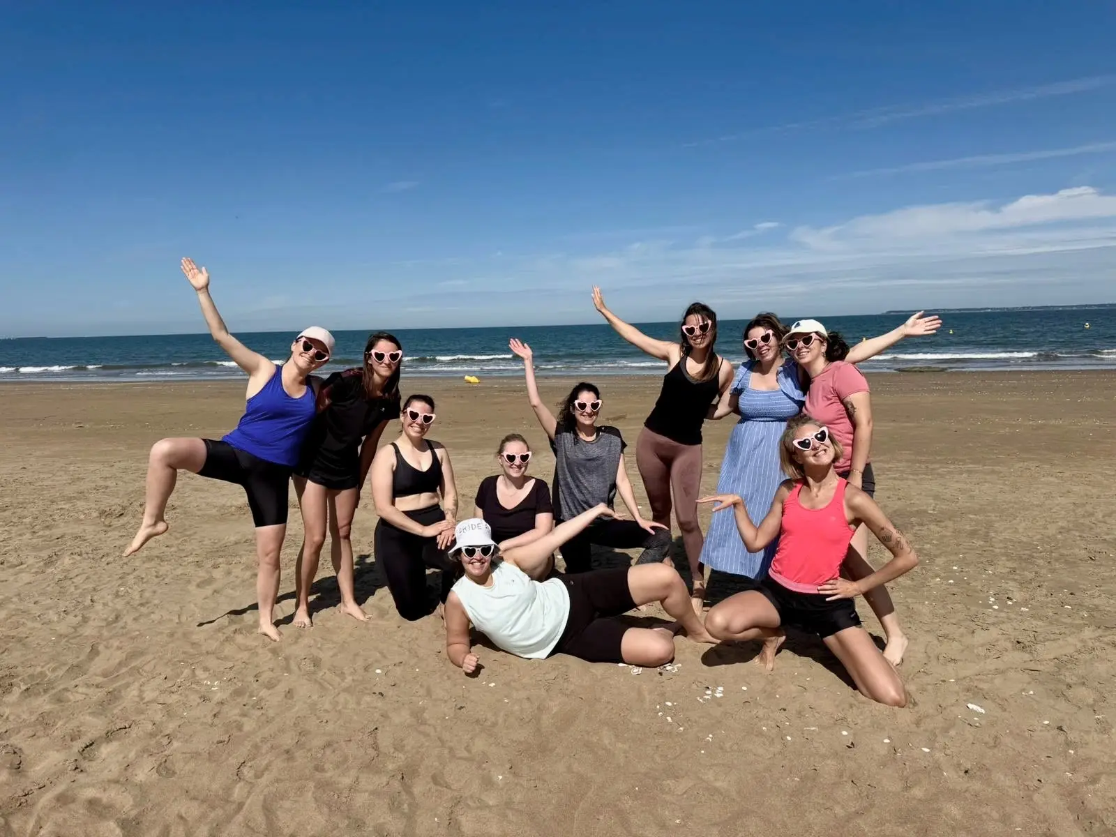 EVJF Rebecca-tharon-plage-photo groupe-collectif