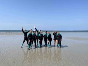 Sejour sport sante nature-juin 2025-longe côte-photo de groupe sur la plage