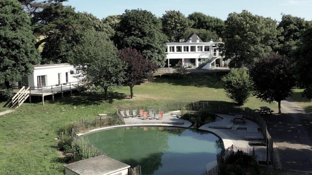 Tiers-lieu îlot kergaher-guidel-vue extérieure-piscine naturelle et bâtiments large drone