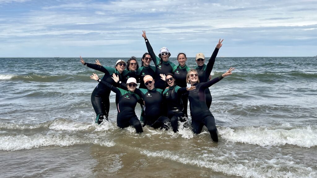 Enterrement de vie de jeune fille - photo de groupe dans l'eau - longe-côte