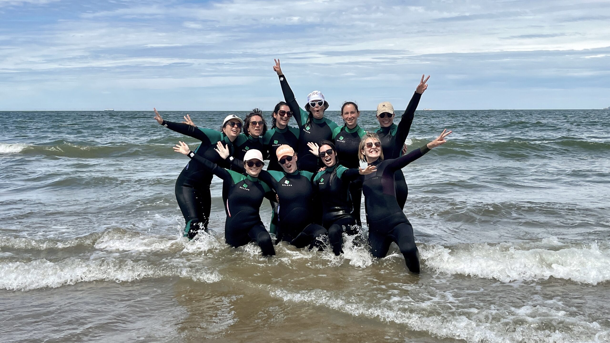 EVJF Rebecca-tharon-plage-longe-côte-photo groupe debout dans l&rsquo;eau