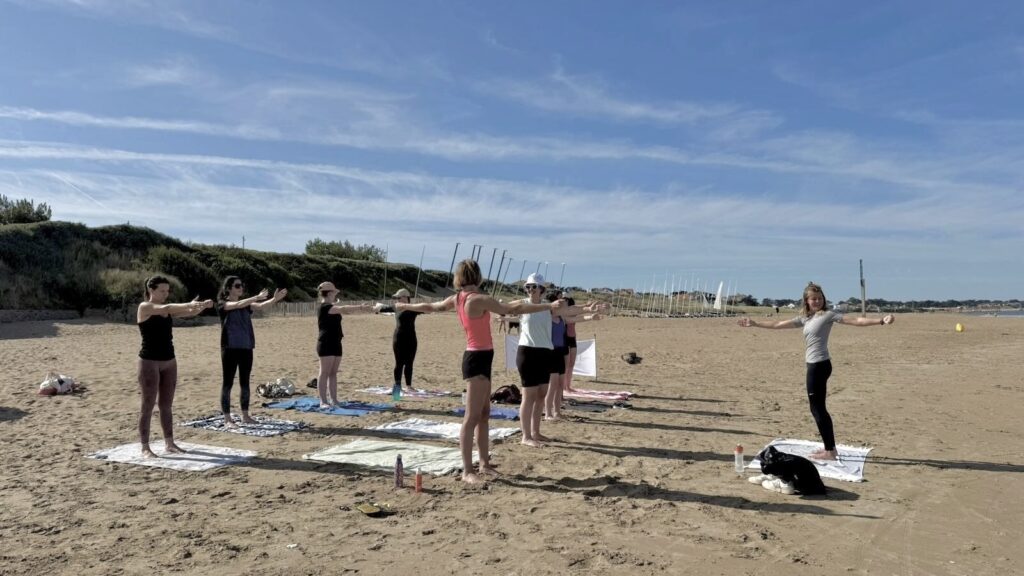 Enterrement de vie de jeune fille - séance de pilates sur le sable - posture debout