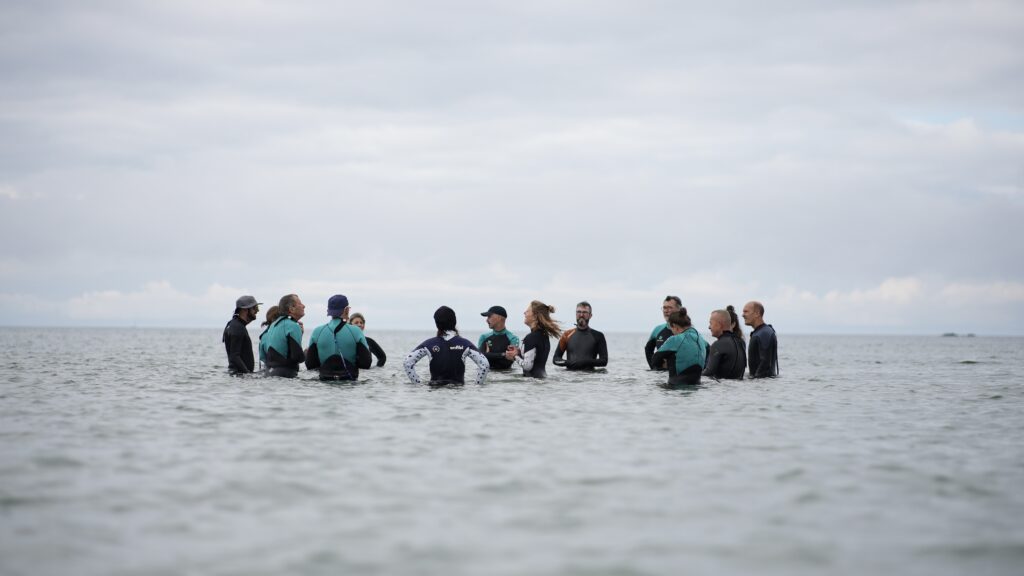 Seminaire d'entreprise-longe-côte-briefing d'équipe dans l'eau