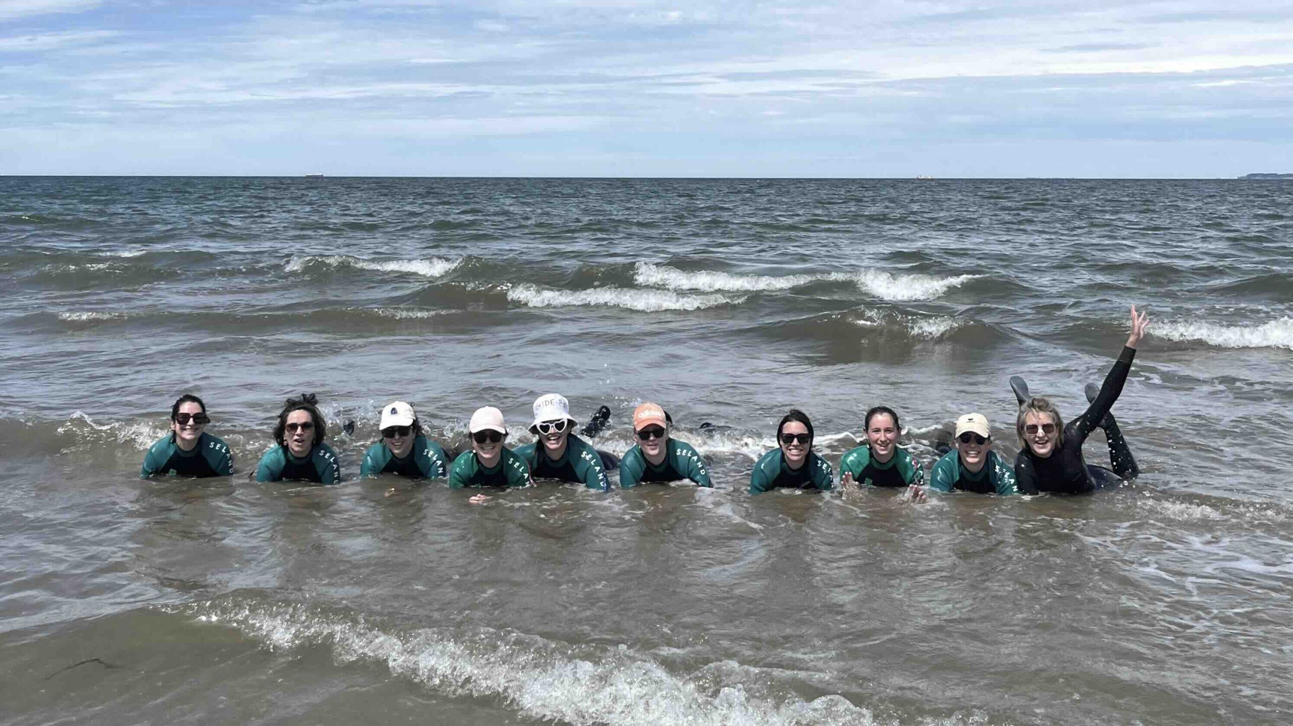 EVJF Rebecca-tharon-plage-longe-côte-photo groupe allongées dans l&rsquo;eau