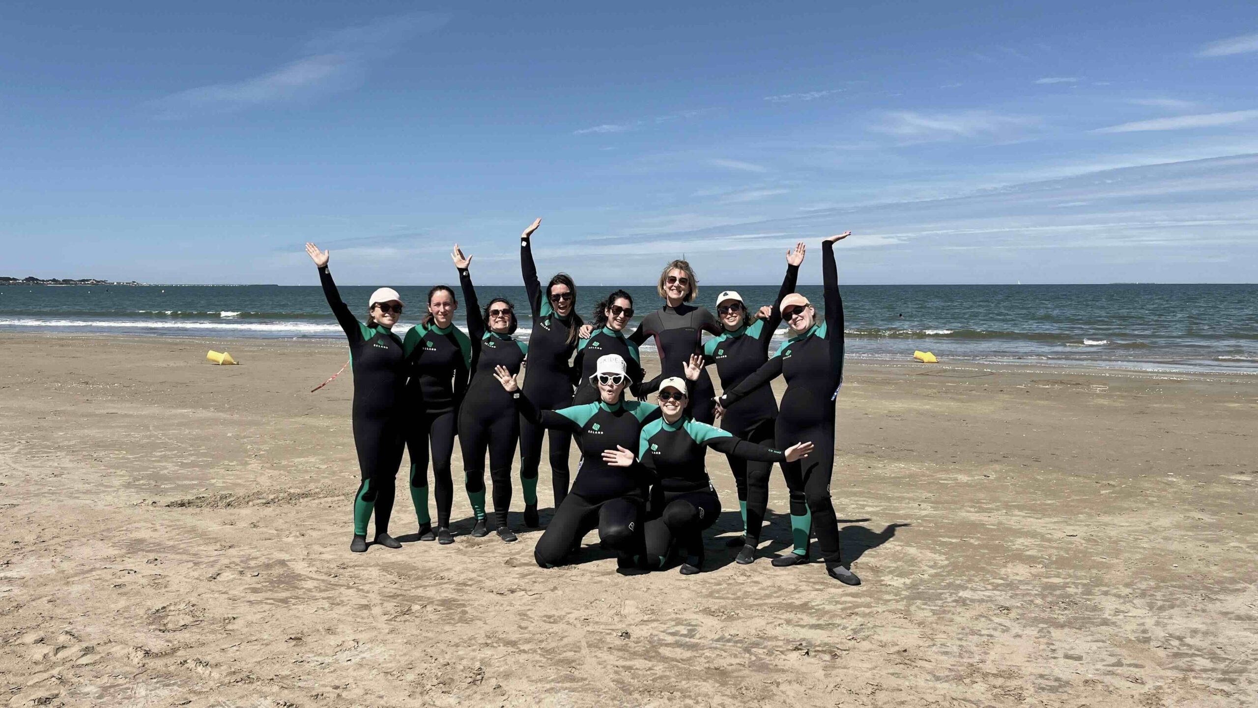 EVJF Rebecca-tharon-plage-longe-côte-photo groupe sur sable