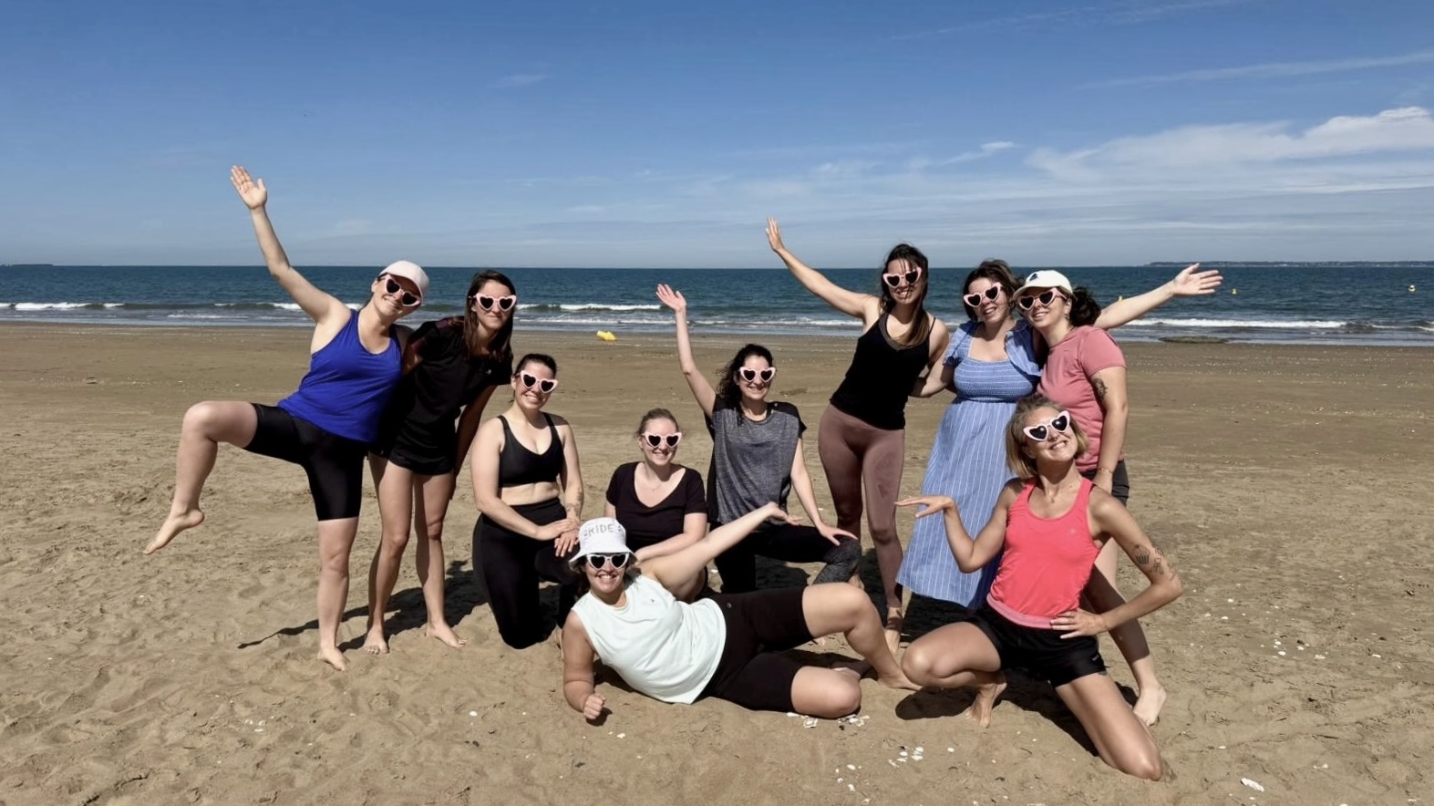 EVJF Rebecca-tharon-plage-photo groupe-collectif
