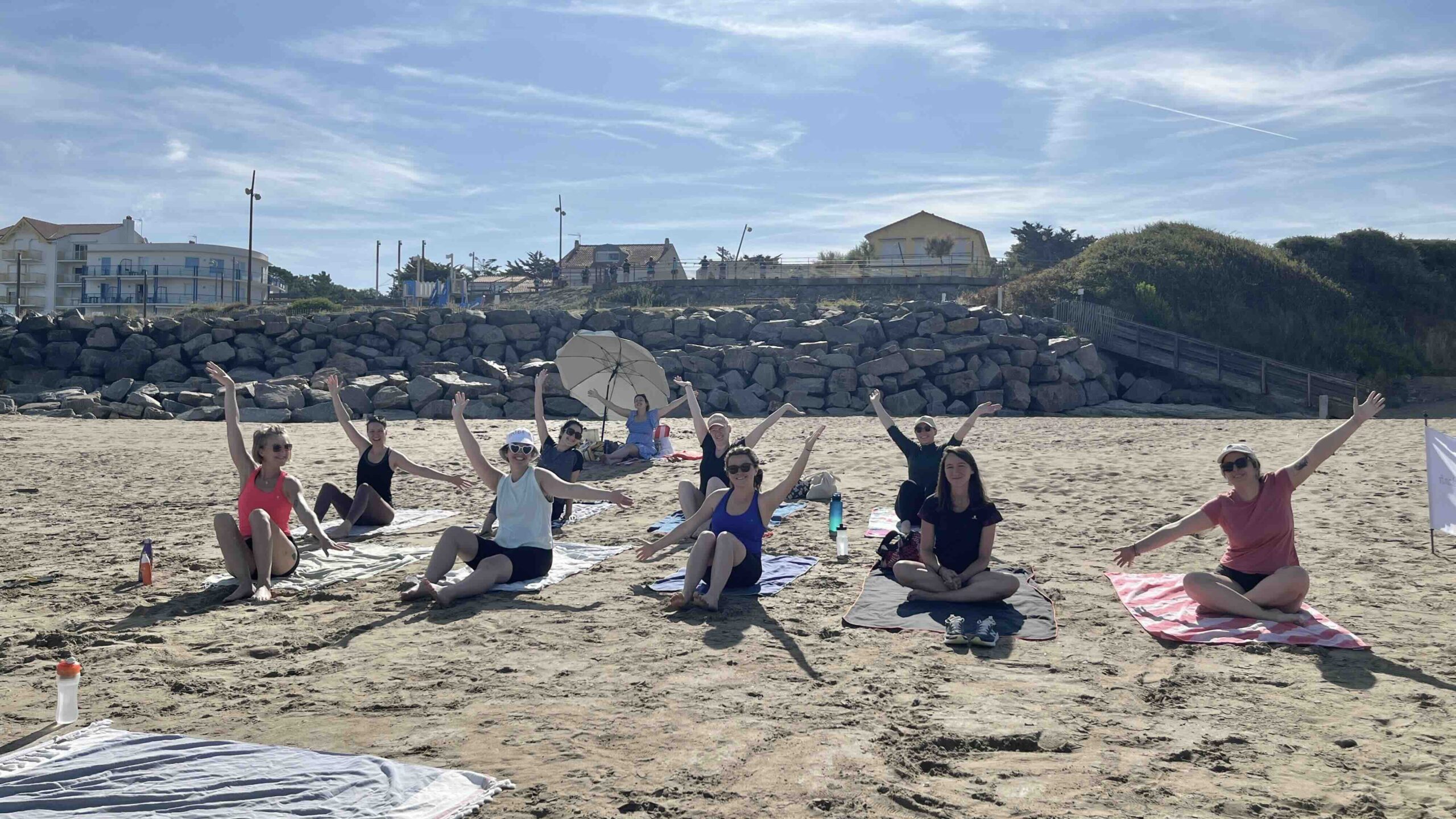 EVJF Rebecca-tharon-plage-pilates photo groupe
