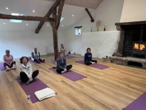 Séance de pilates au coin du feu