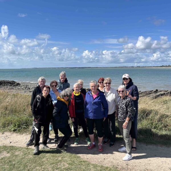 Groupe de marcheurs sur la presqu'île de Rhuys