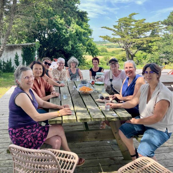 Repas de groupe autour d'une table extérieur à l'ilôt kergaher