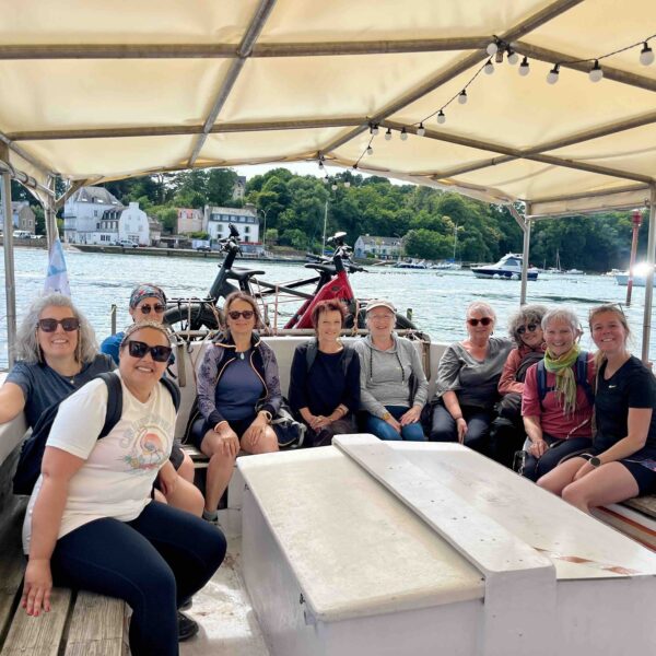 Groupe assis dans la navette fluviale de la Laita
