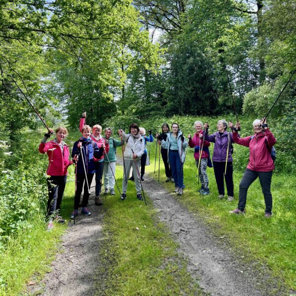 Séance de marche nordique en forêt de lizio