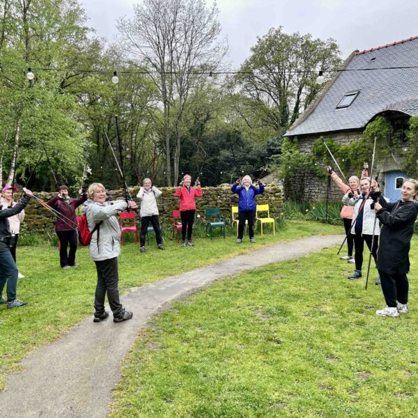 Etirements de marche nordique en extérieur à Lizio