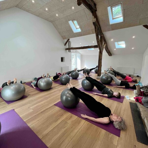 Séance de gym avec swiss ball en salle au Val Richard