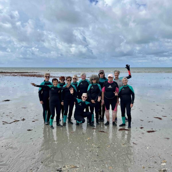 Groupe de longe-côte sur le sable après la séance