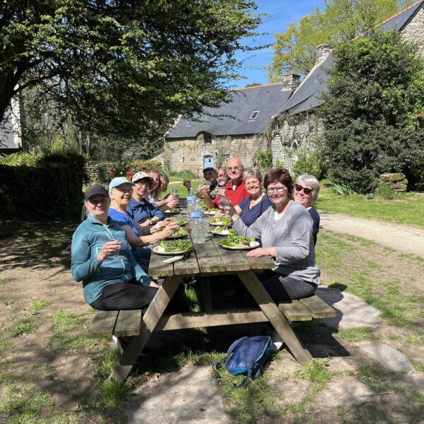 Groupe attablé en extérieur au Val Richard