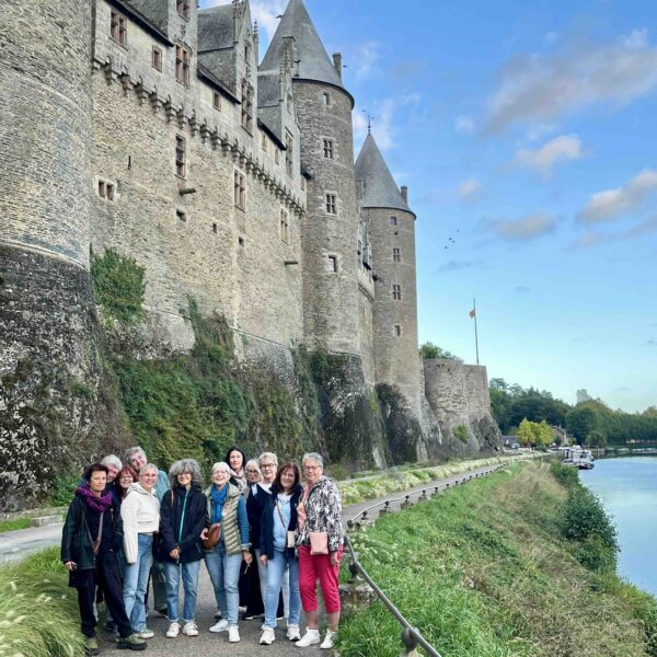 Visite de josselin, groupe devant le chateau