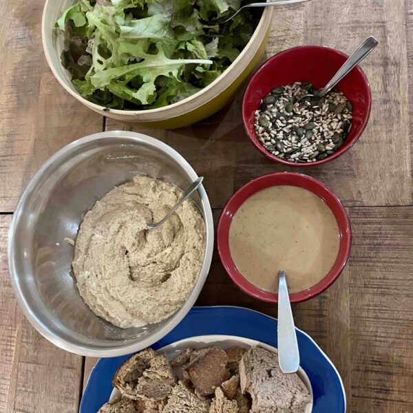 Toast houmouss et salade