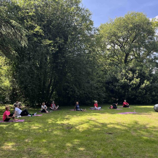 Séance de pilates en plein air dans l'herbe