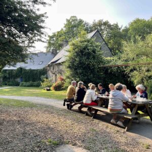 Personnes attablées en extérieur au village du Val Richard